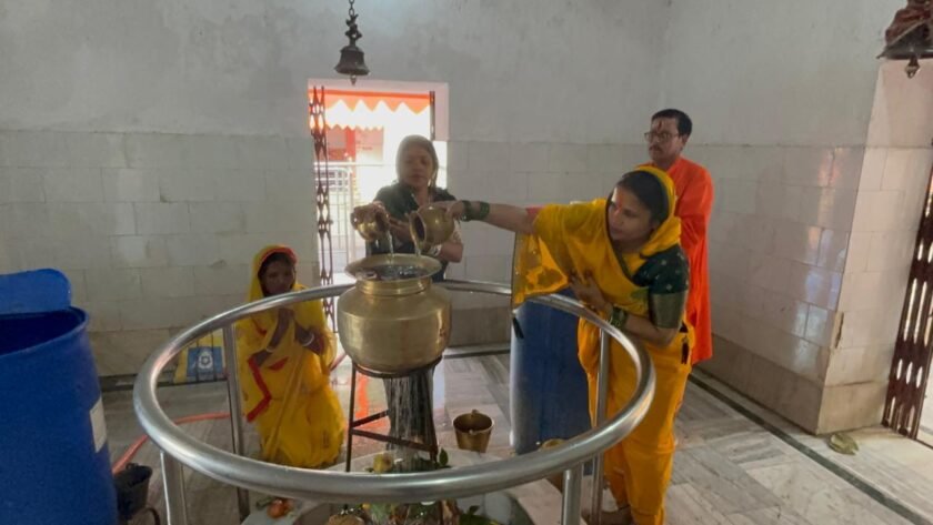 देवाकी बाबा धाम में 24 घंटे का महा रुद्राभिषेक शुरू देवाकी बाबा धाम में 24 घंटे का महा रुद्राभिषेक शुरू