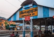 तीनपहाड़ स्टेशन पर आरपीएफ का अभियान, रेल पटरी पार करने वालों पर जुर्माना