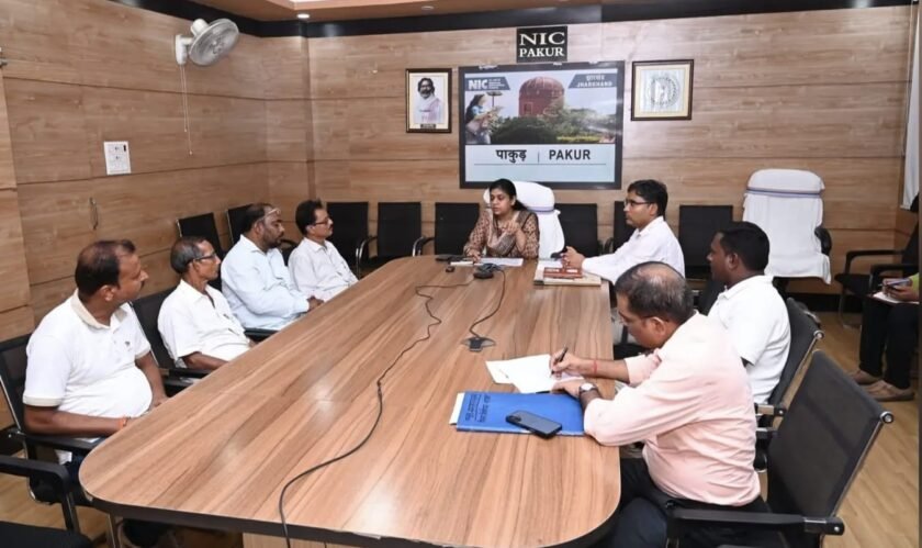 पाकुड़ में एसआईआर-2026 की समीक्षा बैठक: 22–23 अगस्त को सभी मतदान केंद्रों पर विशेष शिविर, 24 से सुनवाई शुरू