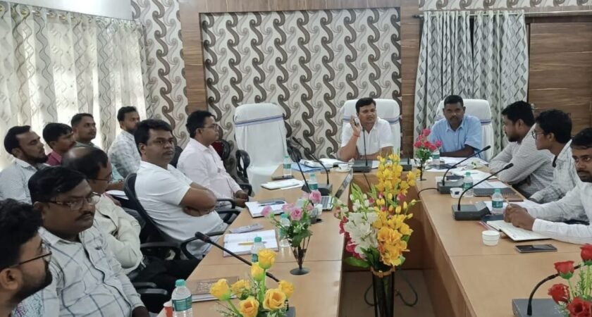 बोरियो में उर्वरक दुकानों की जांच,कालाबाजारी पर सख्त कार्रवाई के निर्देश बोरियो में उर्वरक दुकानों की जांच,कालाबाजारी पर सख्त कार्रवाई के निर्देश