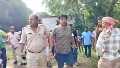 महेशपुर में टोटो चोरी करते बंगाल का चोर पकड़ा गया,ग्रामीणों ने पेड़ से बांधकर की पिटाई महेशपुर में टोटो चोरी करते बंगाल का चोर पकड़ा गया,ग्रामीणों ने पेड़ से बांधकर की पिटाई