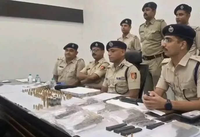 रामपुर दियारा में पुलिस की बड़ी कार्रवाई,181 बोतल अंग्रेजी शराब बरामद रामपुर दियारा में पुलिस की बड़ी कार्रवाई,181 बोतल अंग्रेजी शराब बरामद
