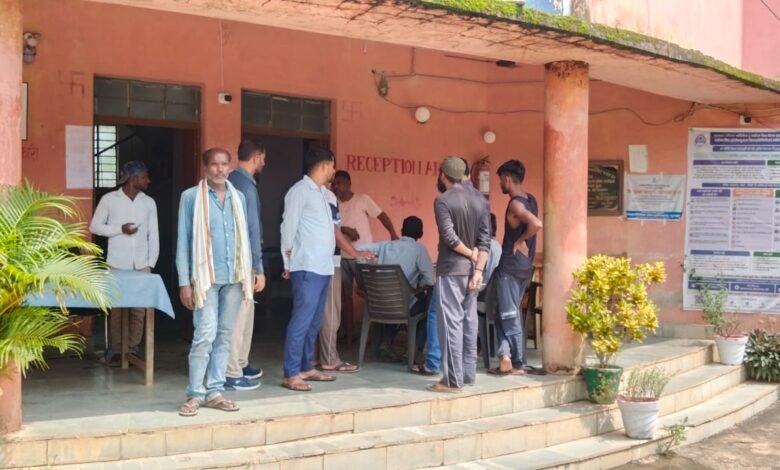 चपका तालाब के समीप सड़क दुर्घटना में युवक की मौत,तीन घायल चपका तालाब के समीप सड़क दुर्घटना में युवक की मौत,तीन घायल