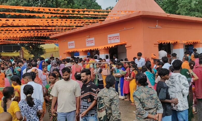 सावन की चौथी सोमवारी पर देवकी बाबा धाम में उमड़ा आस्था का सैलाब