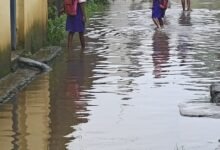 हल्की बारिश में ही घरों में घुस रहा गंदा पानी, नगर पंचायत की सफाई व्यवस्था पर उठे सवाल