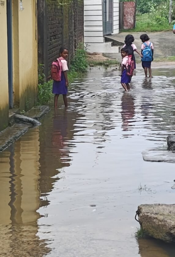 हल्की बारिश में ही घरों में घुस रहा गंदा पानी, नगर पंचायत की सफाई व्यवस्था पर उठे सवाल हल्की बारिश में ही घरों में घुस रहा गंदा पानी, नगर पंचायत की सफाई व्यवस्था पर उठे सवाल