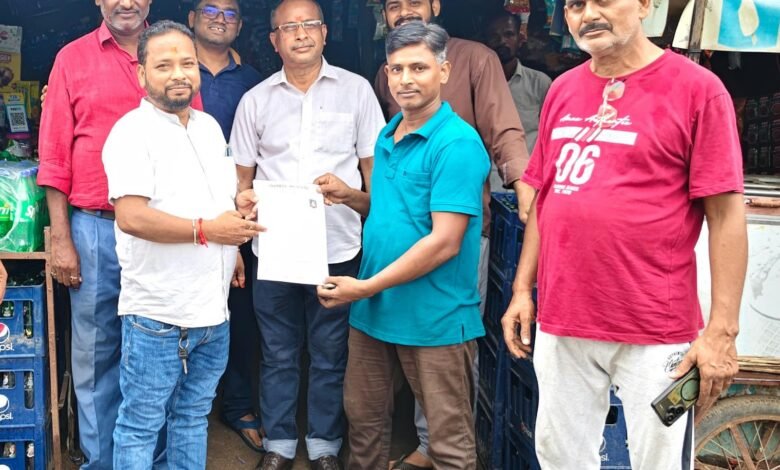 व्यावसायिक संघ के अध्यक्ष पद के लिए मनोज प्रसाद ने दाखिल किया नामांकन व्यावसायिक संघ के अध्यक्ष पद के लिए मनोज प्रसाद ने दाखिल किया नामांकन