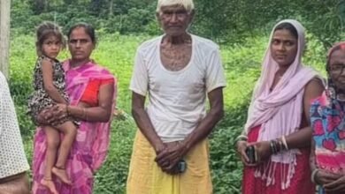 90 साल की उम्र में भी छत का इंतजार: गंदे पानी को मजबूर रामदास माली ने उठाए विकास पर सवाल