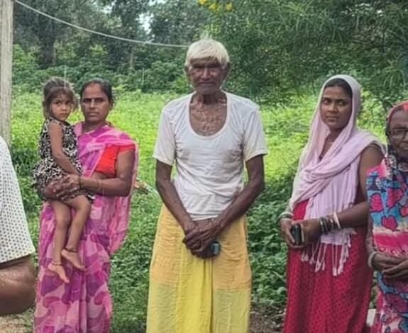 90 साल की उम्र में भी छत का इंतजार: गंदे पानी को मजबूर रामदास माली ने उठाए विकास पर सवाल 90 साल की उम्र में भी छत का इंतजार: गंदे पानी को मजबूर रामदास माली ने उठाए विकास पर सवाल
