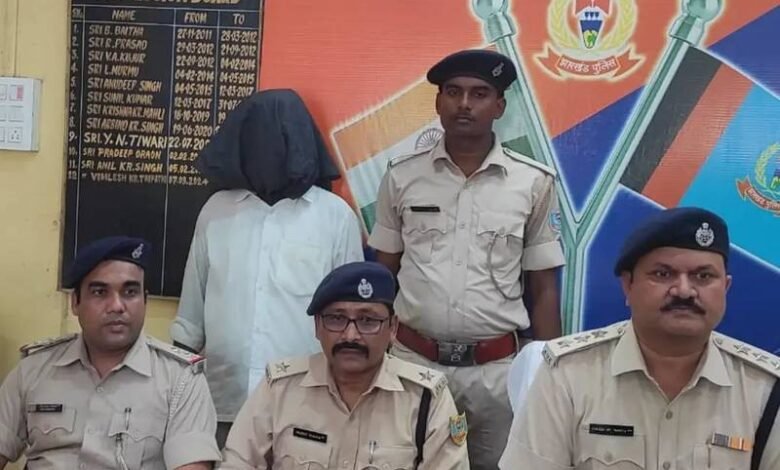 राजमहल में एमडीएमए के साथ एक गिरफ्तार, पुलिस ने 60 पैकेट व डिजिटल तराजू किया बरामद