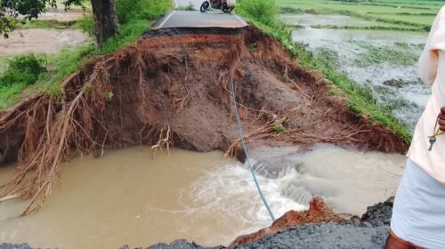 लातेहार में मूसलाधार बारिश का कहर: कई मार्ग बाधित,प्रशासन ने जारी की चेतावनी