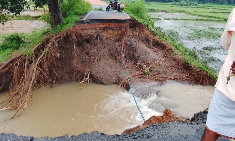 लातेहार में मूसलाधार बारिश का कहर: कई मार्ग बाधित,प्रशासन ने जारी की चेतावनी लातेहार में मूसलाधार बारिश का कहर: कई मार्ग बाधित,प्रशासन ने जारी की चेतावनी
