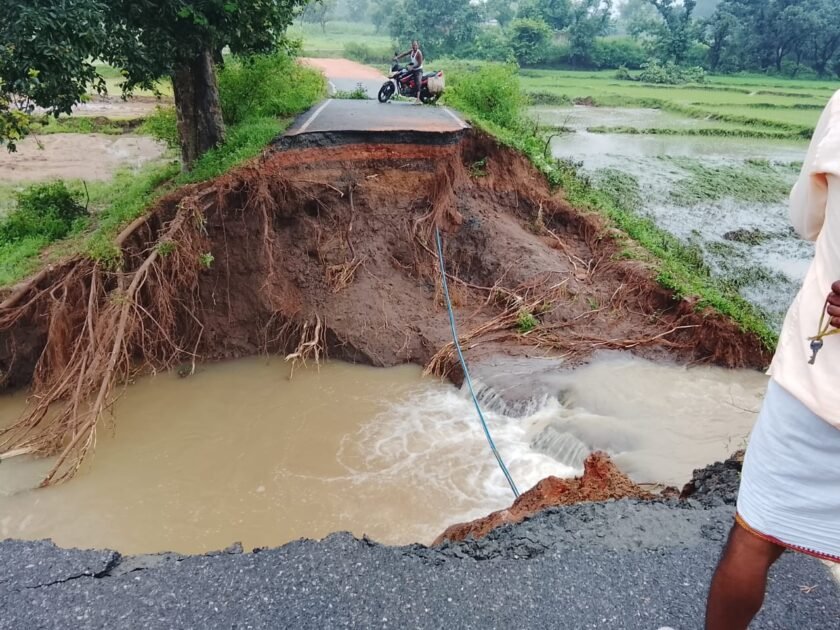 लातेहार में मूसलाधार बारिश का कहर: कई मार्ग बाधित,प्रशासन ने जारी की चेतावनी लातेहार में मूसलाधार बारिश का कहर: कई मार्ग बाधित,प्रशासन ने जारी की चेतावनी