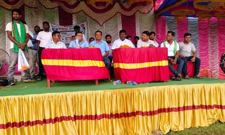 डांगापाड़ा पहुंचे विधायक हेमलाल मुर्मू, ग्रामीणों की समस्याएं सुन दिए त्वरित समाधान के निर्देश