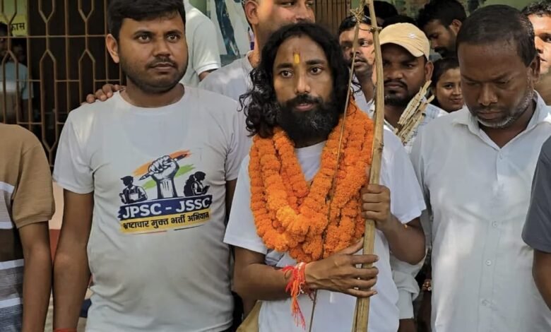 भर्ती व्यवस्था सुधार यात्रा के तहत साहिबगंज कॉलेज पहुंचे देवेंद्र नाथ महतो, छात्रों को किया जागरूक भर्ती व्यवस्था सुधार यात्रा के तहत साहिबगंज कॉलेज पहुंचे देवेंद्र नाथ महतो, छात्रों को किया जागरूक