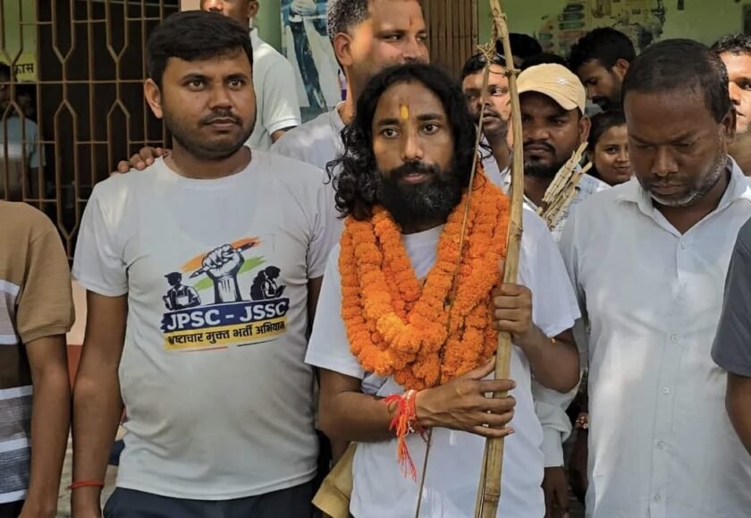 भर्ती व्यवस्था सुधार यात्रा के तहत साहिबगंज कॉलेज पहुंचे देवेंद्र नाथ महतो, छात्रों को किया जागरूक भर्ती व्यवस्था सुधार यात्रा के तहत साहिबगंज कॉलेज पहुंचे देवेंद्र नाथ महतो, छात्रों को किया जागरूक