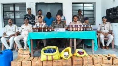 पड़वा पुलिस ने नकली अंग्रेजी शराब की पैकिंग फैक्ट्री का किया भंडाफोड़, दो गिरफ्तार पड़वा पुलिस ने नकली अंग्रेजी शराब की पैकिंग फैक्ट्री का किया भंडाफोड़, दो गिरफ्तार