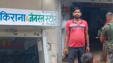 लातेहार में चोरों का आतंक:हुंदरु गांव में किराना व डिजिटल सेवा केंद्र को बनाया निशाना, पुलिस जांच जारी