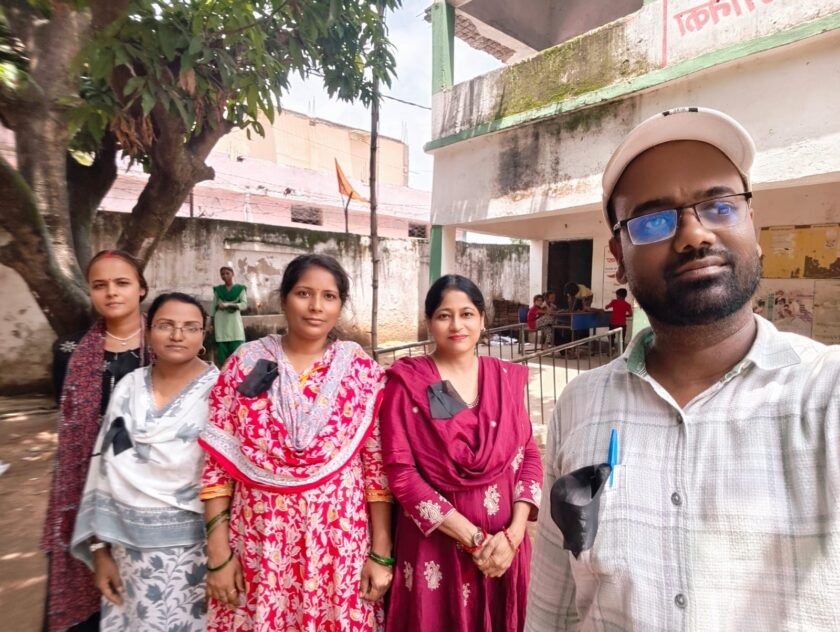 शिक्षा विभाग के आदेश के विरोध में शिक्षकों ने काली पट्टी बांधकर जताया रोष, MACP बहाल करने की मांग