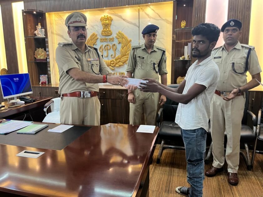 ऑपरेशन मुस्कान:पाकुड़ पुलिस ने 28 गुम मोबाइल बरामद कर लौटाई लोगों की मुस्कान ऑपरेशन मुस्कान:पाकुड़ पुलिस ने 28 गुम मोबाइल बरामद कर लौटाई लोगों की मुस्कान