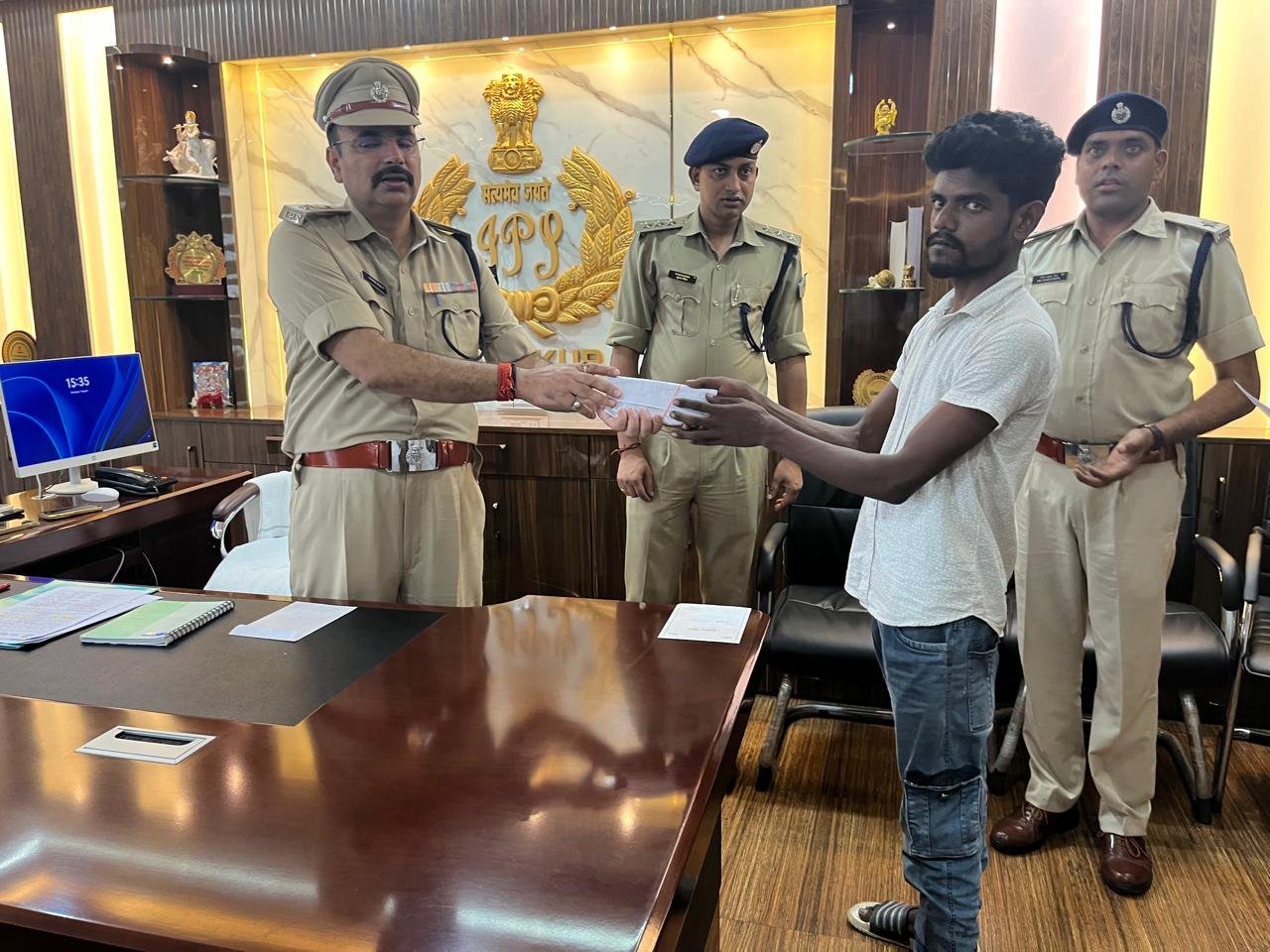 ऑपरेशन मुस्कान:पाकुड़ पुलिस ने 28 गुम मोबाइल बरामद कर लौटाई लोगों की मुस्कान ऑपरेशन मुस्कान:पाकुड़ पुलिस ने 28 गुम मोबाइल बरामद कर लौटाई लोगों की मुस्कान