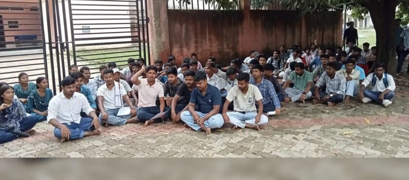सीटों में कटौती के विरोध में केकेएम कॉलेज में छात्रों की तालाबंदी,बहाली की मांग तेज सीटों में कटौती के विरोध में केकेएम कॉलेज में छात्रों की तालाबंदी,बहाली की मांग तेज