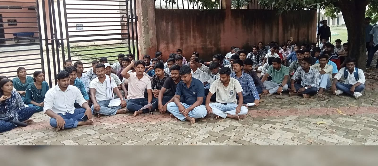 सीटों में कटौती के विरोध में केकेएम कॉलेज में छात्रों की तालाबंदी,बहाली की मांग तेज सीटों में कटौती के विरोध में केकेएम कॉलेज में छात्रों की तालाबंदी,बहाली की मांग तेज