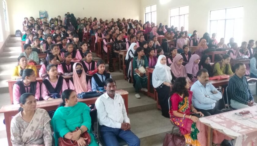 आर के महिला महाविद्यालय गिरिडीह में ‘दीक्षारंभ कार्यक्रम’ का आयोजन,नवप्रवेशी छात्राओं को दी गई महत्वपूर्ण जानकारी आर के महिला महाविद्यालय गिरिडीह में ‘दीक्षारंभ कार्यक्रम’ का आयोजन,नवप्रवेशी छात्राओं को दी गई महत्वपूर्ण जानकारी