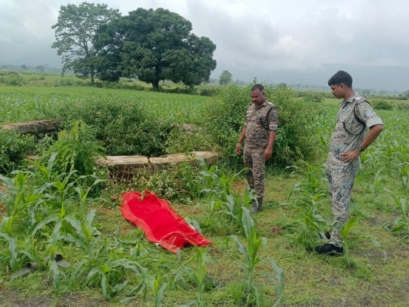 कुएं में मिला 20 वर्षीय युवती का शव, इलाके में सनसनी कुएं में मिला 20 वर्षीय युवती का शव, इलाके में सनसनी