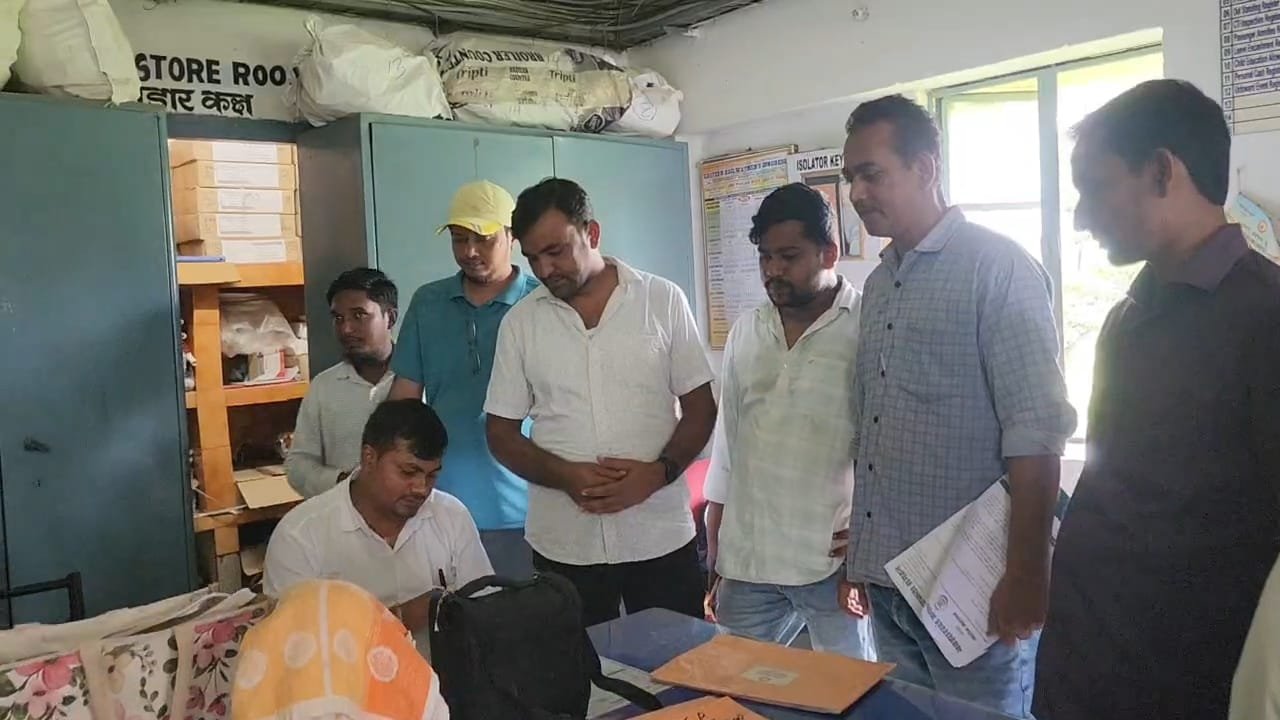 गुमानी स्टेशन पर इंटरसिटी एक्सप्रेस के ठहराव की मांग तेज,रेलवे को सौंपा गया ज्ञापन:आंदोलन की चेतावनी गुमानी स्टेशन पर इंटरसिटी एक्सप्रेस के ठहराव की मांग तेज,रेलवे को सौंपा गया ज्ञापन:आंदोलन की चेतावनी