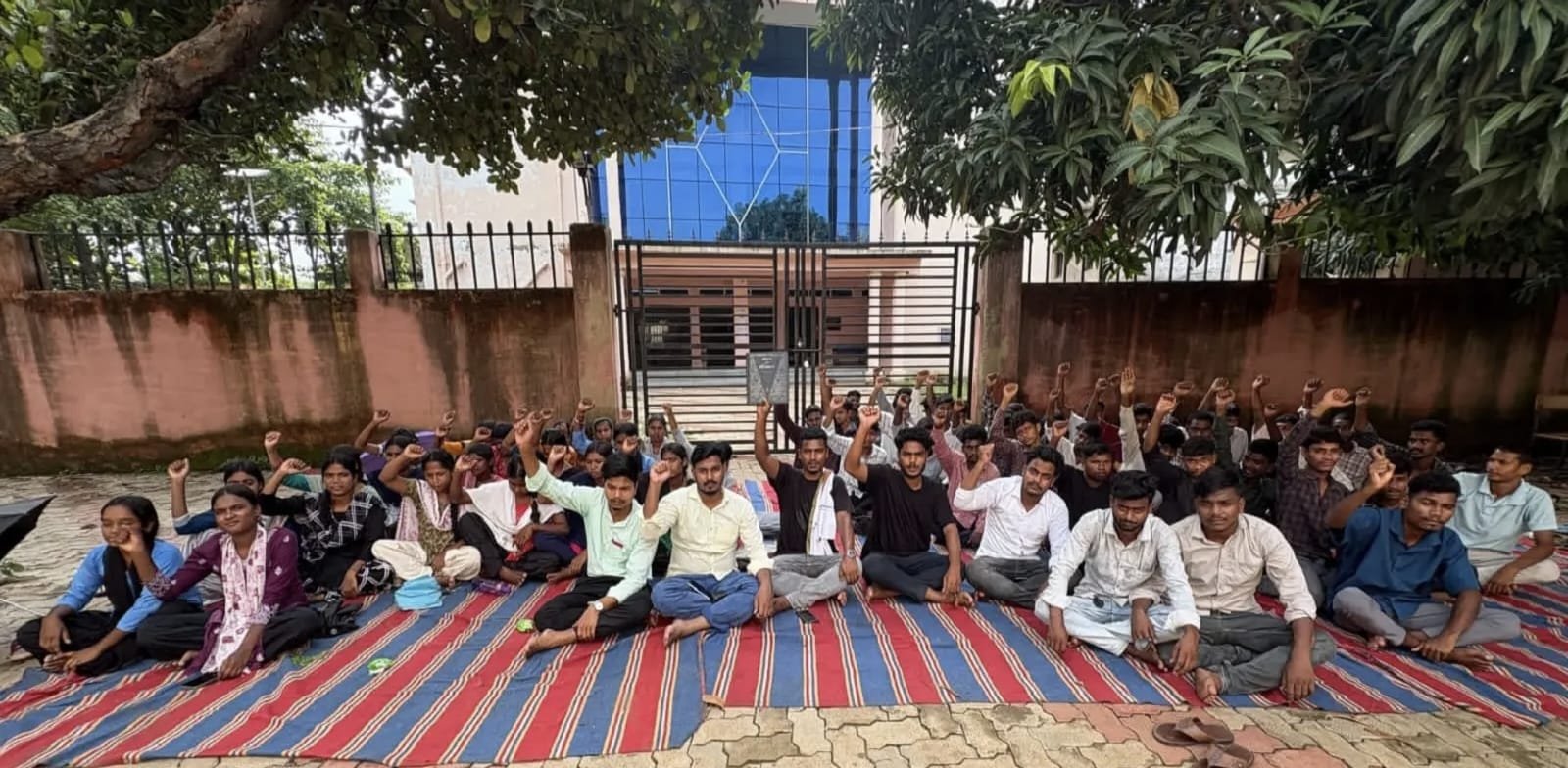 केकेएम कॉलेज में सीट कटौती के विरोध में दूसरे दिन भी छात्रों का धरना केकेएम कॉलेज में सीट कटौती के विरोध में दूसरे दिन भी छात्रों का धरना
