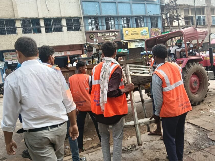 लातेहार में अतिक्रमण के खिलाफ नगर पंचायत की कार्रवाई, सब्जी विक्रेताओं से खाली कराया स्थल