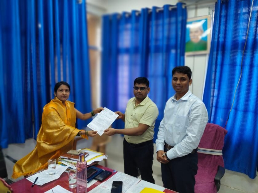 बारी हाई स्कूल में इंटरमीडिएट की पढ़ाई शुरू कराने की मांग,मुखिया ने सौंपा मांग पत्र