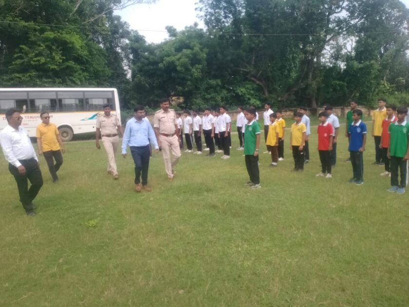 तेनुघाट में 15 अगस्त परेड की तैयारी तेज, चिल्ड्रेन पार्क मैदान में हुआ पूर्वाभ्यास तेनुघाट में 15 अगस्त परेड की तैयारी तेज, चिल्ड्रेन पार्क मैदान में हुआ पूर्वाभ्यास