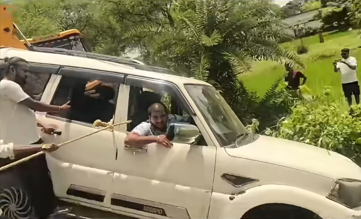भीमपाड़ा के पास अनियंत्रित होकर सड़क से नीचे उतरी स्कॉर्पियो,बाल-बाल बचे सवार
