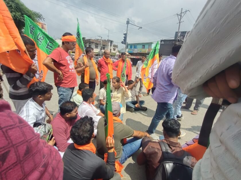 छात्रों पर लाठीचार्ज के विरोध में रांची में भाजपा का प्रदर्शन,कई जगह सड़क जाम छात्रों पर लाठीचार्ज के विरोध में रांची में भाजपा का प्रदर्शन,कई जगह सड़क जाम