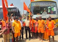 बरडीहा से देवघर के लिए 100 से अधिक कांवरियों का जत्था रवाना,बीडीओ प्रवीण कुमार सिंह ने हरी झंडी दिखाकर किया विदा