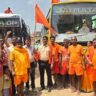 बरडीहा से देवघर के लिए 100 से अधिक कांवरियों का जत्था रवाना,बीडीओ प्रवीण कुमार सिंह ने हरी झंडी दिखाकर किया विदा