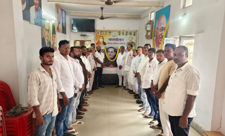 Pakud News:जिला कांग्रेस कार्यालय में राजीव गांधी की 82वीं जयंती मनायी गयी
