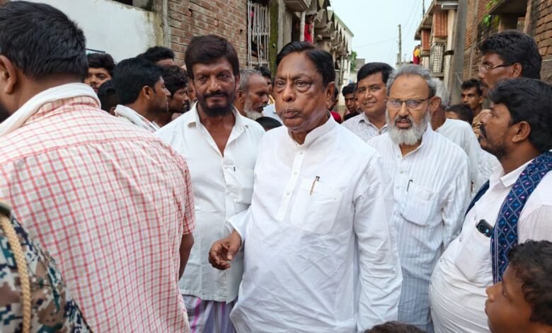 पूर्व मंत्री आलमगीर आलम ने प्लासबोना पंचायत का किया क्षेत्र भ्रमण पूर्व मंत्री आलमगीर आलम ने प्लासबोना पंचायत का किया क्षेत्र भ्रमण
