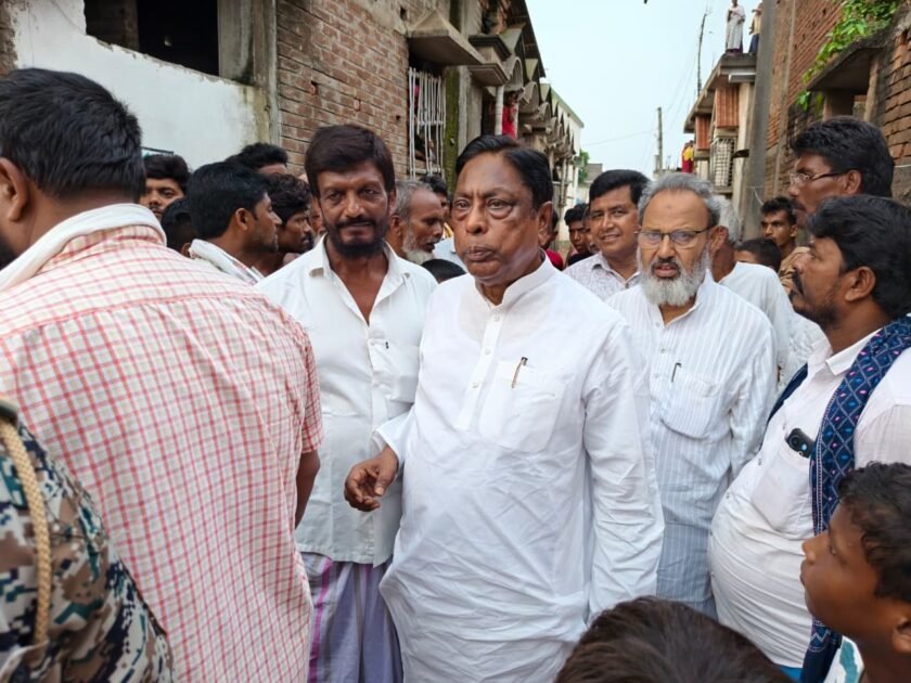 पूर्व मंत्री आलमगीर आलम ने प्लासबोना पंचायत का किया क्षेत्र भ्रमण पूर्व मंत्री आलमगीर आलम ने प्लासबोना पंचायत का किया क्षेत्र भ्रमण