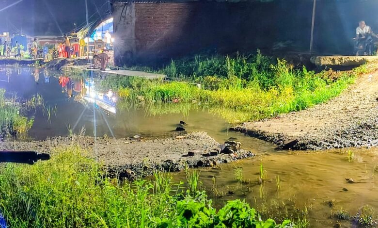 फोरलेन निर्माण की धीमी रफ्तार से बढ़ी परेशानी, गहरे गड्ढों में जलजमाव से घर-दुकान पर मंडराया खतरा फोरलेन निर्माण की धीमी रफ्तार से बढ़ी परेशानी, गहरे गड्ढों में जलजमाव से घर-दुकान पर मंडराया खतरा