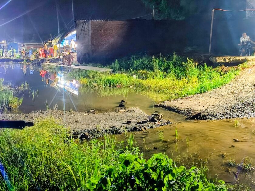 फोरलेन निर्माण की धीमी रफ्तार से बढ़ी परेशानी, गहरे गड्ढों में जलजमाव से घर-दुकान पर मंडराया खतरा फोरलेन निर्माण की धीमी रफ्तार से बढ़ी परेशानी, गहरे गड्ढों में जलजमाव से घर-दुकान पर मंडराया खतरा