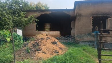 सामुदायिक भवन की खिड़की-दरवाजा तोड़कर ले गए चोर, भवन का अगला हिस्सा किया ध्वस्त