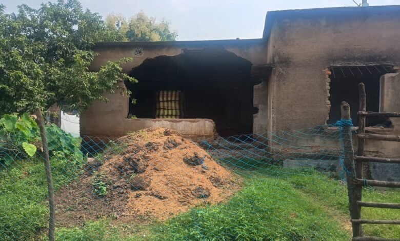 सामुदायिक भवन की खिड़की-दरवाजा तोड़कर ले गए चोर, भवन का अगला हिस्सा किया ध्वस्त सामुदायिक भवन की खिड़की-दरवाजा तोड़कर ले गए चोर, भवन का अगला हिस्सा किया ध्वस्त