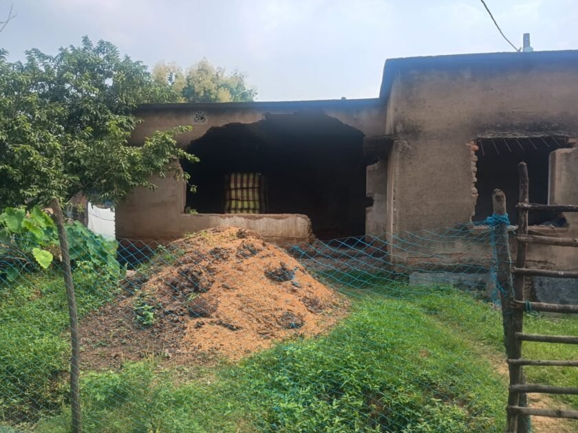 सामुदायिक भवन की खिड़की-दरवाजा तोड़कर ले गए चोर, भवन का अगला हिस्सा किया ध्वस्त सामुदायिक भवन की खिड़की-दरवाजा तोड़कर ले गए चोर, भवन का अगला हिस्सा किया ध्वस्त