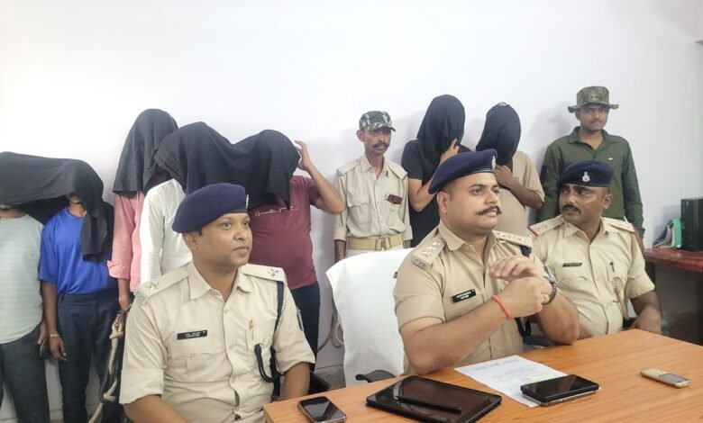 देह व्यापार के आरोप में 12 गिरफ्तार, 5 महिलाएं और 7 पुरुष शामिल देह व्यापार के आरोप में 12 गिरफ्तार, 5 महिलाएं और 7 पुरुष शामिल