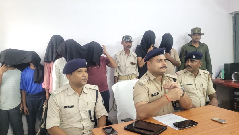 देह व्यापार के आरोप में 12 गिरफ्तार, 5 महिलाएं और 7 पुरुष शामिल देह व्यापार के आरोप में 12 गिरफ्तार, 5 महिलाएं और 7 पुरुष शामिल