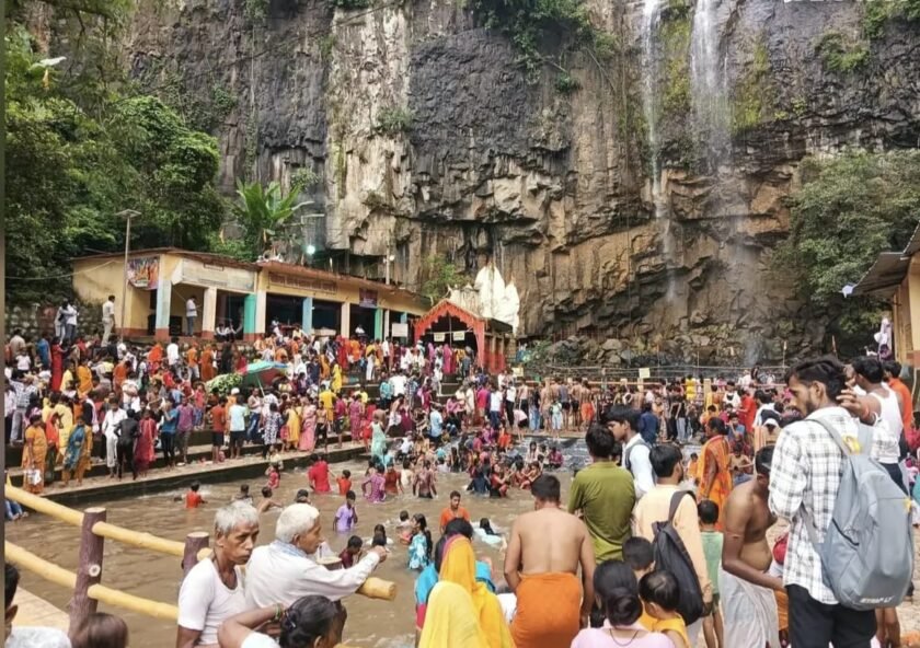 सावन की अंतिम सोमवारी पर शिवगादी धाम में उमड़ा आस्था का सैलाब