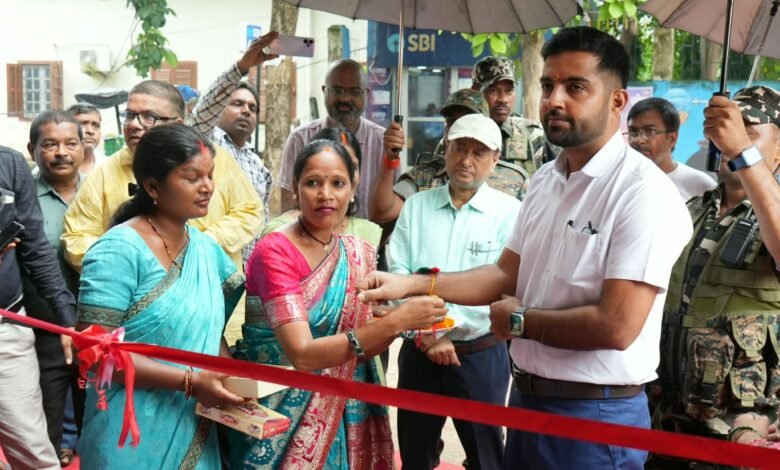पलामू -सखी मंडल की दीदियों द्वारा निर्मित राखी प्रदर्शनी सह बिक्री केंद्र का उपायुक्त ने किया शुभारंभ